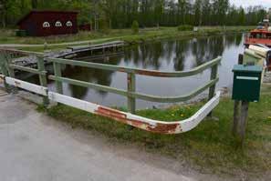 I likhet med åtskilliga broar över Sveriges kanaler finns några klaffbroar av holländsk typ även över Göta kanal.