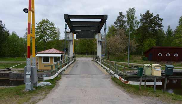 Fram till 1933 skedde alla transporter över kanalen med färja.