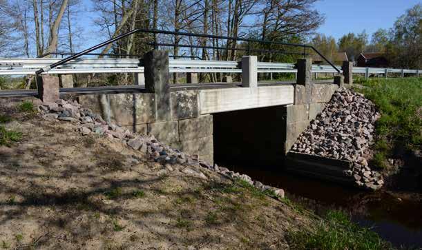 16-850-1 Bro över bäck vid Vässtorp 1km S Vinköl Den lilla och oansenliga plattbron av betong har nyligen fått ett nytt bärverk där den ursprungliga lösningen med ingjuten betonggardist har