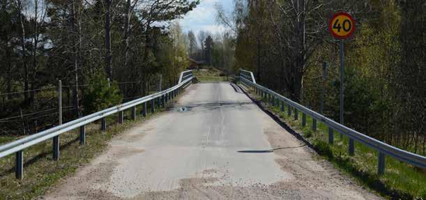 Trafikanterna över viadukten färdas på grusvägar ända fram till den hårdgjorda beläggningen på brobanan.