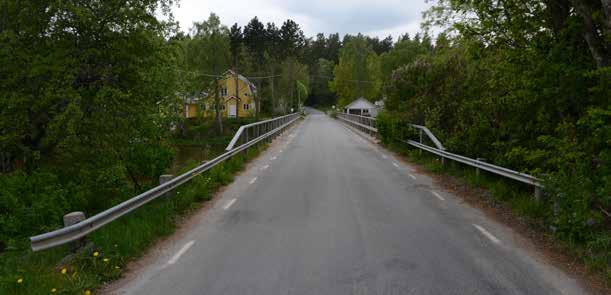 Broarna ligger på rad och bildar en passage fram till ön i mitten av Tidan.
