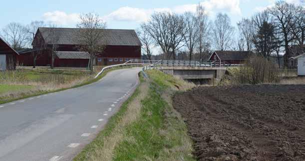Bron har ett högt läge i det flacka odlingslandskapet, vilket gör det möjligt att se delar av