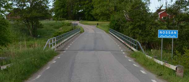Trafikanterna möts av de långa räckena vars grönmålade ståndare och följare samt den vitmålade navföljaren av U-balkstyp signalerar något
