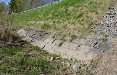 Vissa delar av bankarna har försetts med stenskoningar som skyddar mot erosion under högvatten.