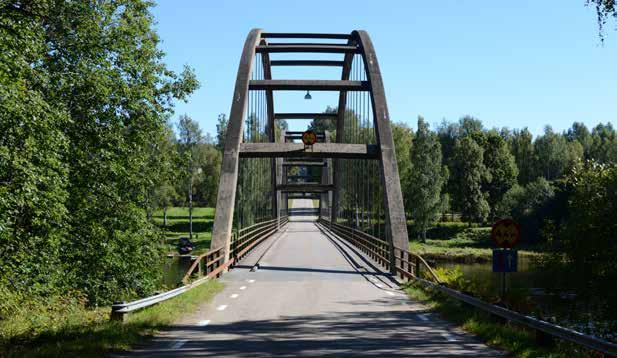 Trafikanterna möts redan på håll av de högresta betongbågarna som bildar en
