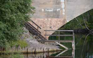 Betongvalvbron vid Årås uppfördes 1922 och har ett tidstypiskt utseende med ett stort och vid hjässan något utdraget valv.