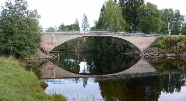 Brobaneplattan är något puckelformad och är svagt utskjutande där kantbalkarna bildar infästningspunkter för räckets ståndare av L-profiler.