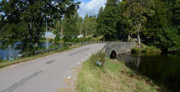 Trafikanterna färdas över bron längs en långsträckt kurva som gör att man kan se delar