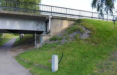 Sidospannens bärverk vilar på dubbla rullager placerade på rationella betonglandfästen och mellanstöd med tidstypiskt stram form.