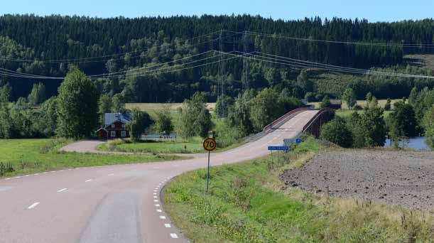 Brons tydligt puckelformade bärverk beror på att en viss seglingsfri höjd eftersträvades under mitten av bron och på arkitekten Nils Slattos val