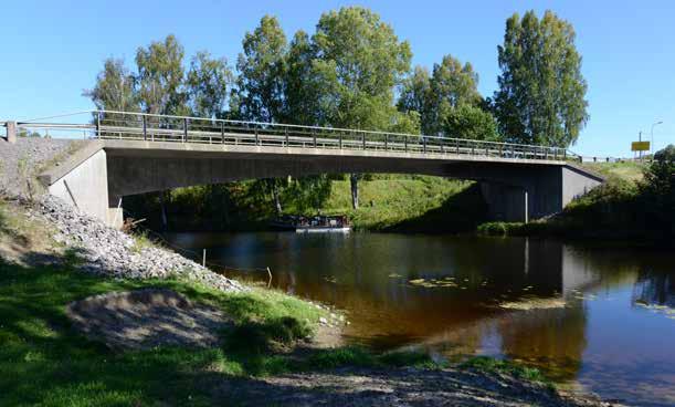17-149-1 Bro över Kölaälven vid Köla kyrka En liten spännarmerad balkrambro från 1962 med materialoptimerat bärverk, konsolerad brobaneplatta och korta vingmurar.