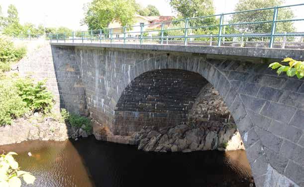 I norra delen av Laholm utvinns kraften ur Hallands vattenrikaste å Lagan vid en teknikintensiv miljö med kraftverk, damm och en imponerande stenvalvbro i ett spann.