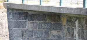 : 1930 talets grönmålade räcke med de karaktäristiska rundade topparna finns