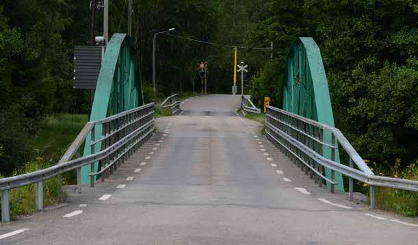 Huvudbalkarnas bågformiga överflänsar ger ett karaktäristiskt utseende som