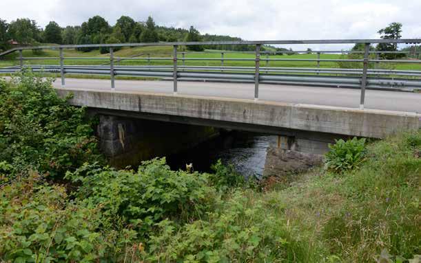 13-241-1 Bro över Egnaredsbäcken vid Egnared, Källsjö Sidovy av den lilla brons betongbärverk. Bortsett från landfästenas naturstensmurar är allt på bilden av sent datum.