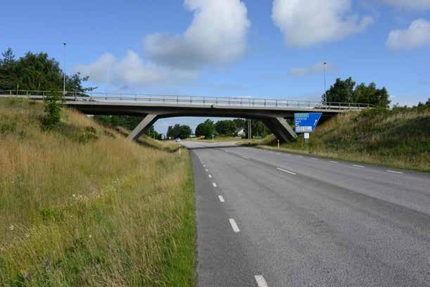13-489-1 Viadukt över väg 845 vid Väröbacka Snedbeninge vid Väröbacka har en egensinnig form som kom att bli stilbildande för denna typ av broar runt om i landet.
