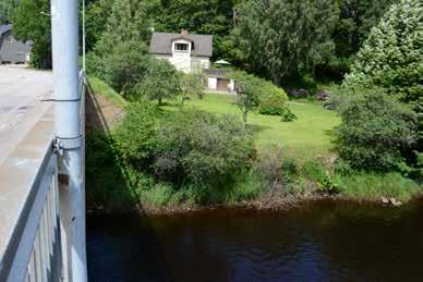 De höga stenkonerna som avslutar bankarna fram till bron döljs effektivt av den rikliga vegetationen.