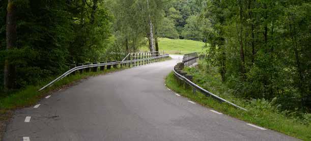 Vägen går i en S-formad kurva över bron, vilket gör att trafikanterna har goda