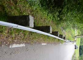 Stengardister längs bankarna och nya svartmålade räcken i gammal modell pryder bron.