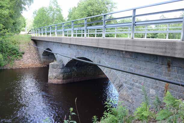 13-148-1 Bro över Krokån, v Myllehyltan Mellanstädet har små spetsiga pelarnosar och från sidan syns det välgjorda bärverkets valv och sidomurar.