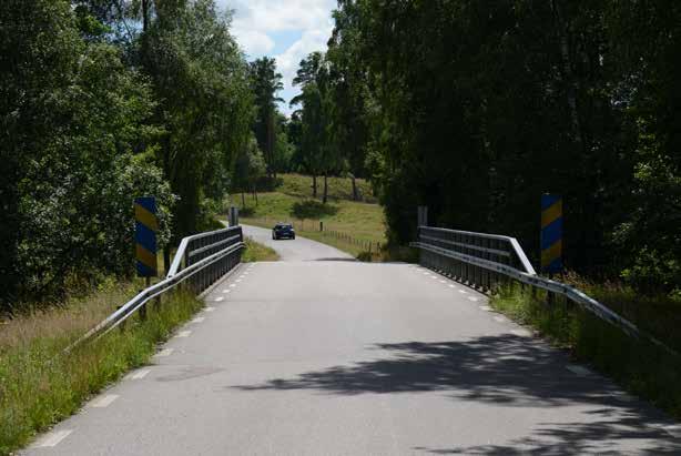 Broplatsen domineras helt av omgivande vegetation och de moderna räckena.