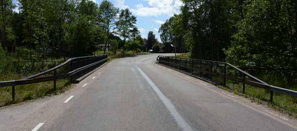 Broplatsen domineras helt av de svartmålade räckena som med sina gallergrindar bildar barriärer längs vägen.