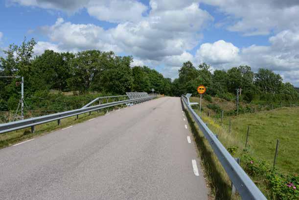 Broplatsen ligger i ett småkuperat odlingslandskap med omväxlande beteshagar och träddungar.