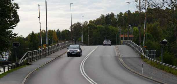 Brobanan har en tydlig puckelform som gör att mötande trafik är dold tills man når en bit upp på bron.