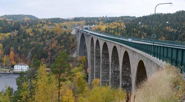Efter en renovering i början av 2000 talet försågs bron med dubbla gångbanor,