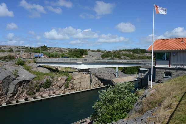 14-404-1 Bro över Sotenkanalen, v Backa Den nitade stålkonstruktionen i svängbrons bärverk är oliksidig med ca 21+15 meters spännvidder.
