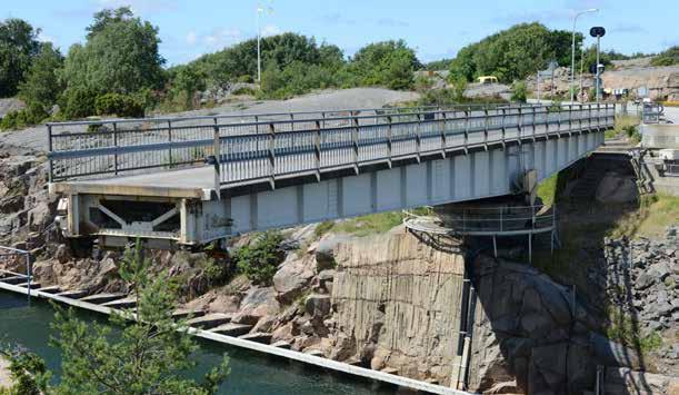 Stålbärverket är en nitad plåtbalkskonstruktion med förstyvningsflänsar längs balkliven.