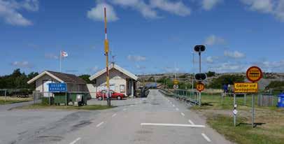 Trafiken regleras med ljussignaler och möte är ej tillåtet på den endast 3,6 meter breda brobanan.