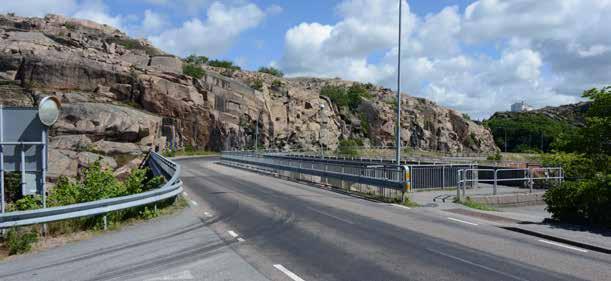 Ovan: Trångt broläge med anlsutande väg, som sprängts ur berget. T.v.: Stenoknerna som avslutar de korta bankarna övergår bakåt i bankskoningar.
