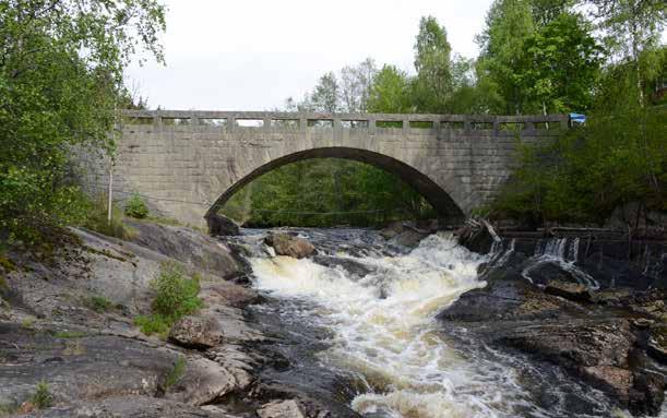 14-259-1 Bro över Kynneälven vid Sundshult Välproportionerat och formsäkert stenvalv vilande direkt på berget på toppen av forsnacken.