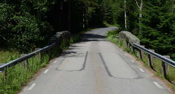 Små omsvängda vingmurar i granit avslutar de korta bankarna och bildar samtidigt korta skoningar längs