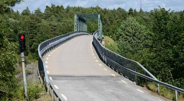 Trafiken är ljusreglerad eftersom det inte går att mötas på bron.