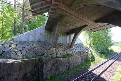 Trafiknaterna möter bron genom en ganska högt uppbankad vägbana som bildar en tydlig