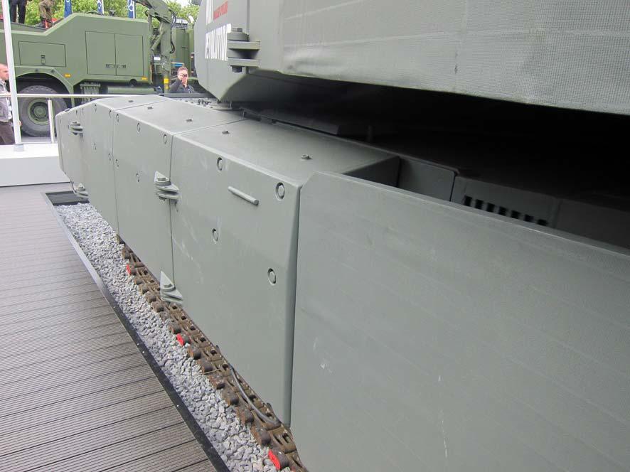 FÖRSVARSUTSTÄLLNINGEN EUROSATORY 2010 Fram på vagnssidorna sitter