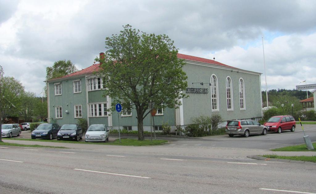 7(15) innehåller tillbyggnaden kontorslokaler och toaletter på plan 1.