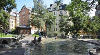 Vid städning tömmer vi grillkorgar samt 124 solcellsdrivna soptunnor.