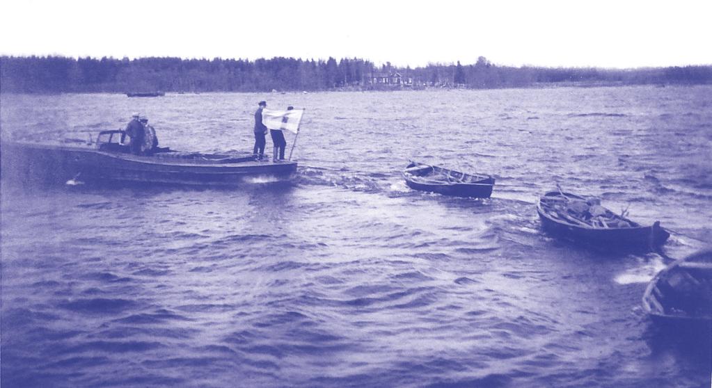 En fallfärdig stuga, trasiga fönster, ett yttertak av näver, en stor sten som trappa framför dörröppningen, gråhet, men mitt på gården har vår himmelske