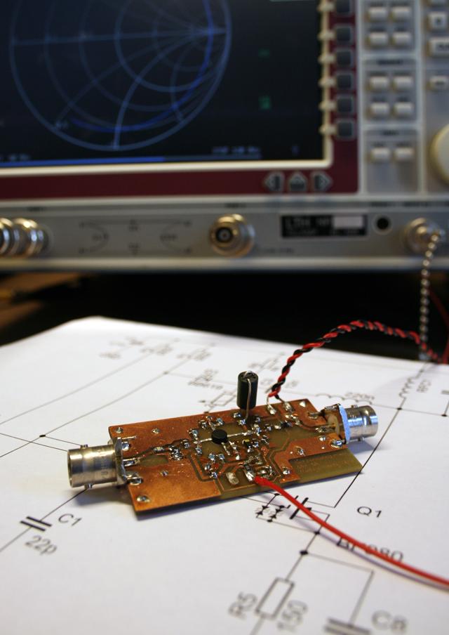 Institutionen för Elektro- och Informationsteknik Självsvängande blandare med dual-gate FET för användning i mottagare för rundradiosändningar på 88-108MHz Radioprojekt våren 2009 Författare: Mikael