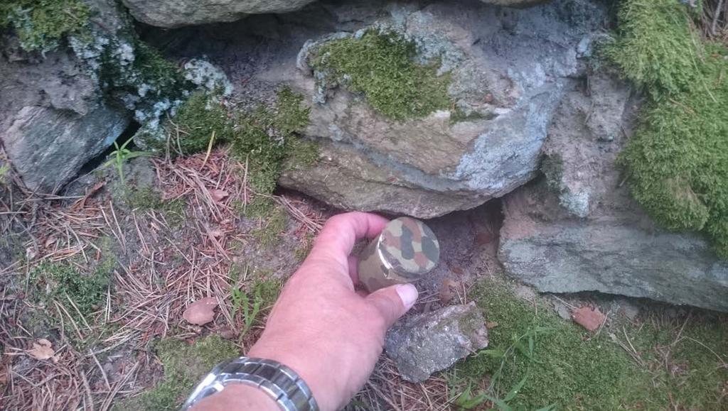 När man väl hittat cachen gäller det bara att följa ett par stående regler. Skriva något i loggboken, samt se till att lägga tillbaka den exakt på samma plats som när man hittade den.