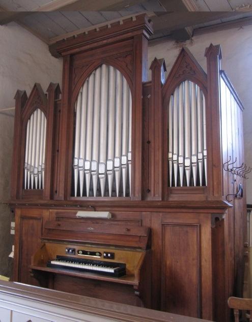 Om du lyfter på locket på ett piano, så kan du se, vad som händer när man spelar. I kyrkan finns orgeln. Orgeln har tangenter precis som ett piano. Men den har inga strängar. I orgeln finns rör.