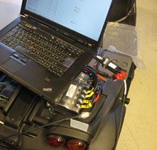 Observera att programmeringsanslutningen i den röda cirkeln leds ut från S-180-styrenheten via en kort kabel med en 4-polig Molexkontakt.