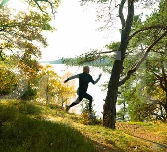 Här finns förutom skogar och sjöar en av Sveriges vackrast belägna golfbanor bara minuter bort.