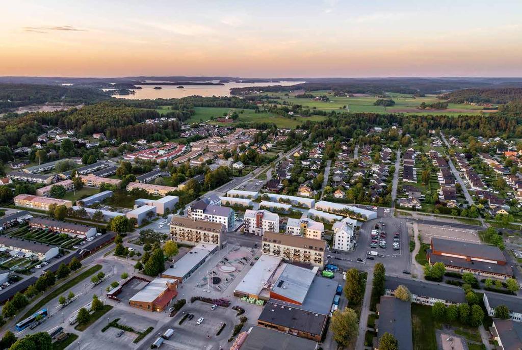 Området skapar en helt ny kärna i Gråbo med miljömässigt hållbart boende. MITT I SMÅSTADENS CENTRUM Mjörnbo Allé kallar vi det område som växer fram i centrala Gråbo.