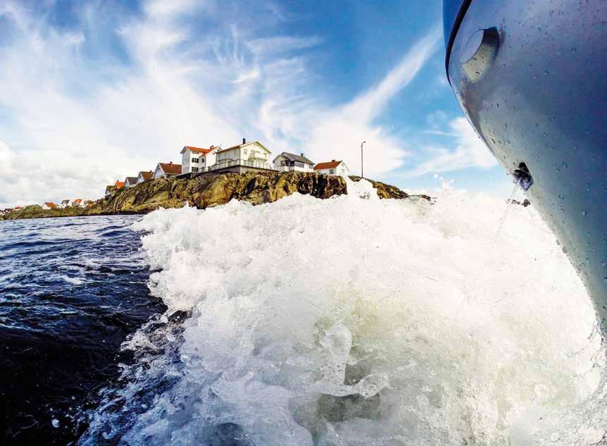 Att via havsvägen glida in mot land ger en ny plats att upptäcka, oavsett om det är en rofylld klippskreva eller en myllrande