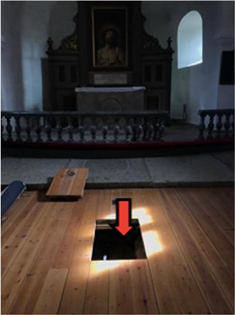 a) b) Figur 14:Visar placering av datalogger, där a) visar placering i krypgrund och b) placering i kyrkorummet (Boman, 2017).