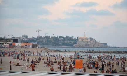 Här kan vi njuta av de långa och vackra strandpromenaderna utmed havet, av sol och bad eller en härlig paus på någon av Netanyas alla trevliga caféer eller uterestauranger.